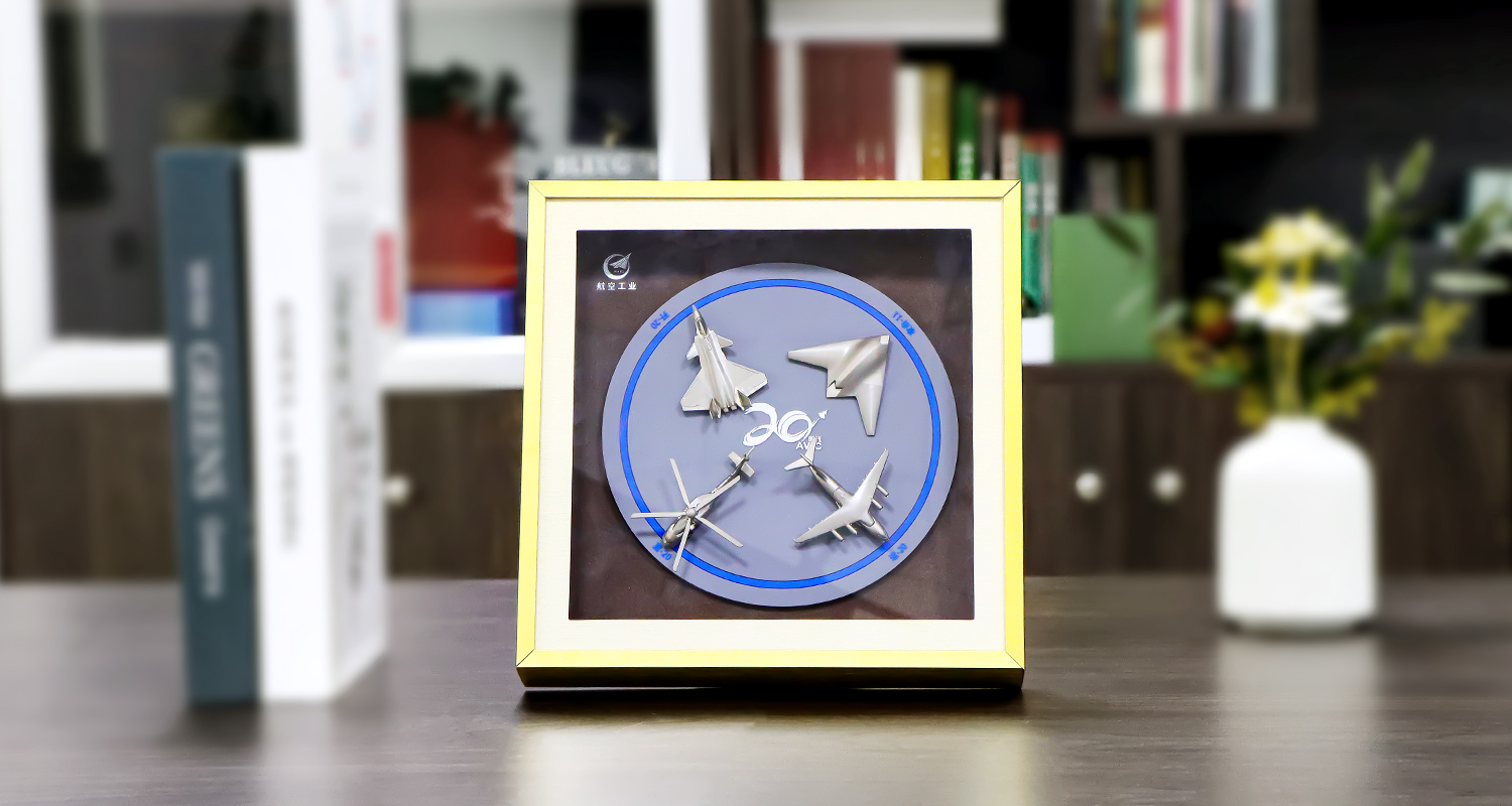 中國(guó)航空20周年紀(jì)念徽章相框詳情頁(yè)_05.jpg 中國(guó)航空20周年紀(jì)念徽章相框詳情頁(yè)_05.jpg
