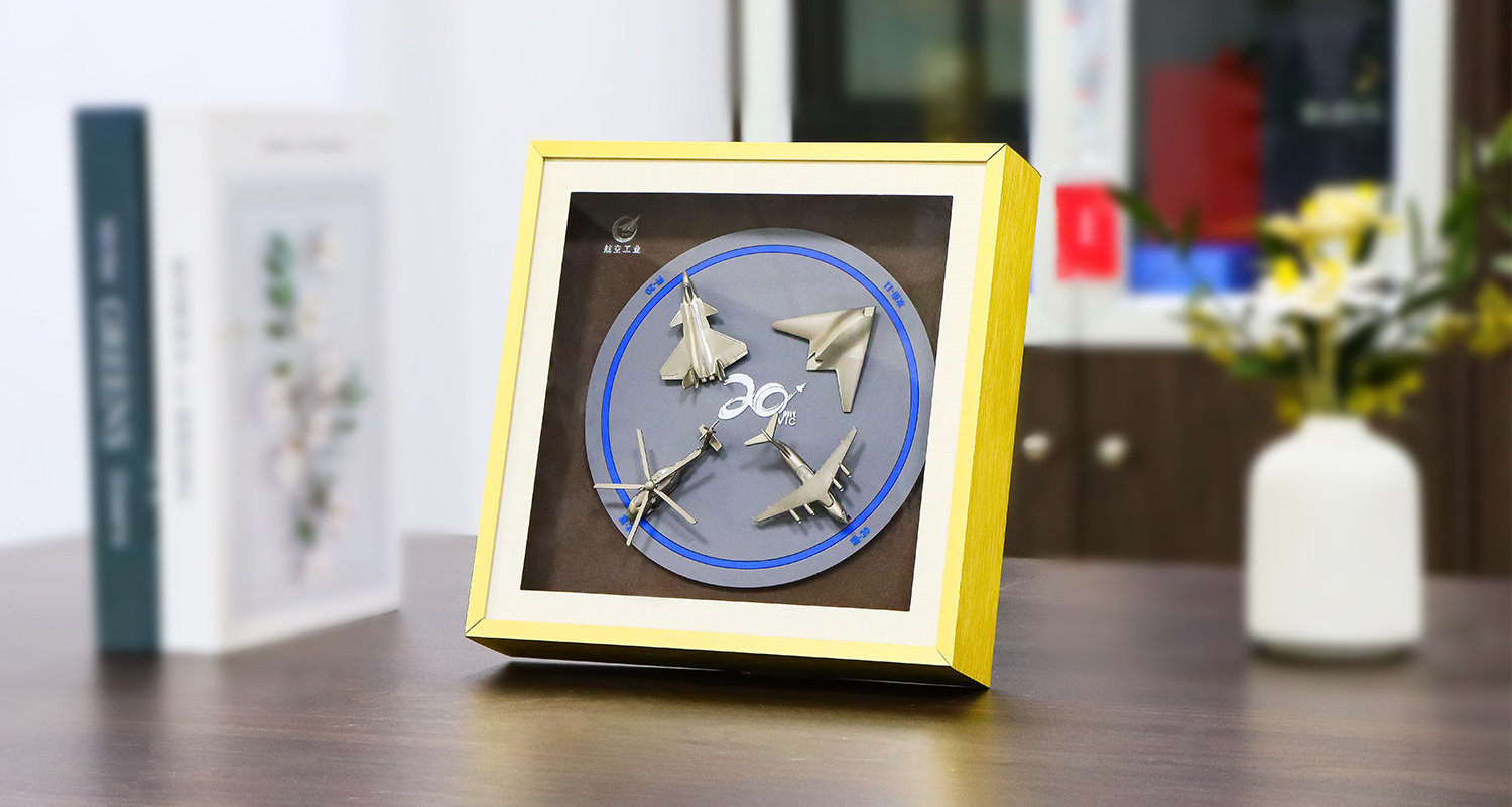 中國(guó)航空20周年紀(jì)念徽章相框詳情頁(yè)_08.jpg 中國(guó)航空20周年紀(jì)念徽章相框詳情頁(yè)_08.jpg